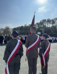 rozpoczecie13 Boisko Szkolne Orlik. Poczet Sztandarowy stojący przodem do uczniów i nauczycieli podczas uroczystości Rozpoczęcia Roku Szkolnego w ZS CKZ Bujny.