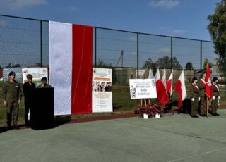rozpoczecie16 Boisko szkolne Orlik przy ZS CKZ w Bujnach. Uroczystość rozpoczęcia roku szkolnego. Po prawej stronie Poczet Sztandarowy po lewej uczniowie prowadzący uroczystość. W tle flagi Polski, sztaluga, na której widnieje ozdobny napis Rozpoczęcie Roku Szkolnego oraz roll upy promocyjne Szkoły.