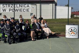 rozpoczecie19 Boisko Szkolne ZS CKZ Bujny, uroczystość rozpoczęcia Roku szkolnego. Zaproszeni goście oraz Dyrekcja i rodzice.
