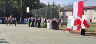 rozpoczecie_roku_szkolnego04 Boisko Szkolne ZS CKZ Bujny, uroczystość rozpoczęcia Roku szkolnego. Poczet Sztandarowy, zaproszeni goście, Dyrekcja Szkoły oraz uczniowie i rodzice. Stojak z flagami Polski, rollupy promocyjne Szkoły.