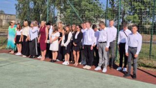 rozpoczecie_roku_szkolnego05 Uczniowie ZS CKZ Bujny wraz z wychowawcami podczas uroczystości Rozpoczęcia Roku Szkolnego na terenie boiska szkolnego Orlik.