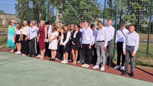 Uczniowie ZS CKZ Bujny wraz z wychowawcami podczas uroczystości Rozpoczęcia Roku Szkolnego na terenie boiska szkolnego Orlik.