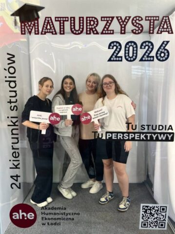Trzy uczennice wraz z wychowawczynią pozują z tabliczkami promującymi maturę 2026 i Akademię Humanistyczno-Ekonomiczną w Łodzi.
