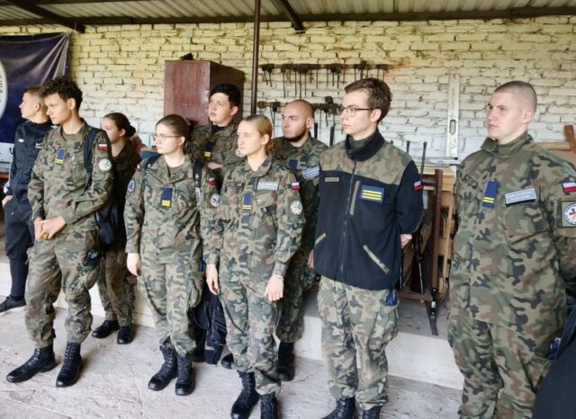 Uczniowie klas mundurowych podczas zawodów strzeleckich.