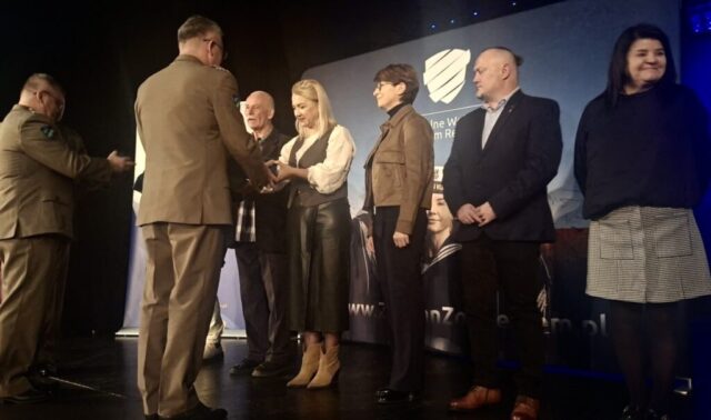 Uczestnicy Forum odbierają statuetki z rąk organizatorów.