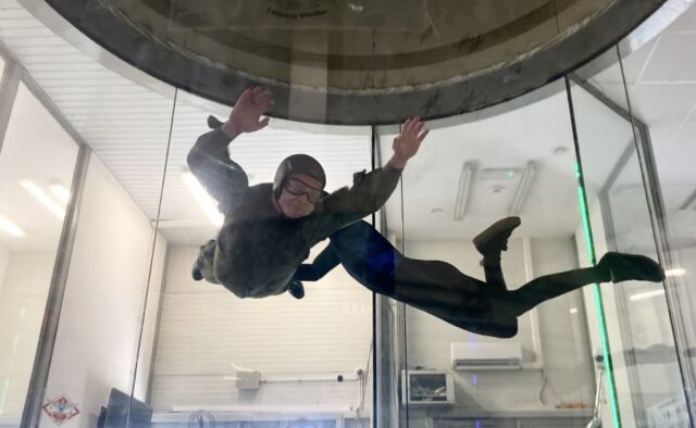 Kadet klasy OPW wraz z instruktorem w tunelu aerodynamicznym.
