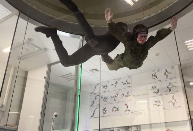 Kadet klasy OPW wraz z instruktorem w tunelu aerodynamicznym.