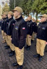 apel_odzyskanie_niepodleglosci16 Młodzież w umundurowaniu klasy strażackiej na dziedzińcu szkoły.