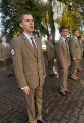 apel_odzyskanie_niepodleglosci17 Uczniowie technikum leśnego w umundurowaniu na dziedzińcu szkoły.