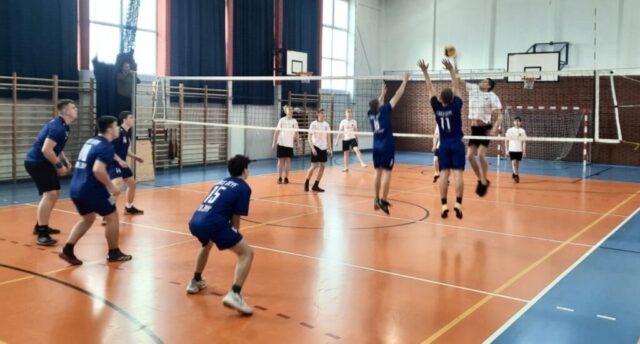 mistrzostwa_powiatu_siatkowka2 Dwie drużyny sportowe w trakcie meczu siatkówki w hali sportowej.