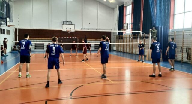mistrzostwa_powiatu_siatkowka3 Mecz siatkówki w hali sportowej.