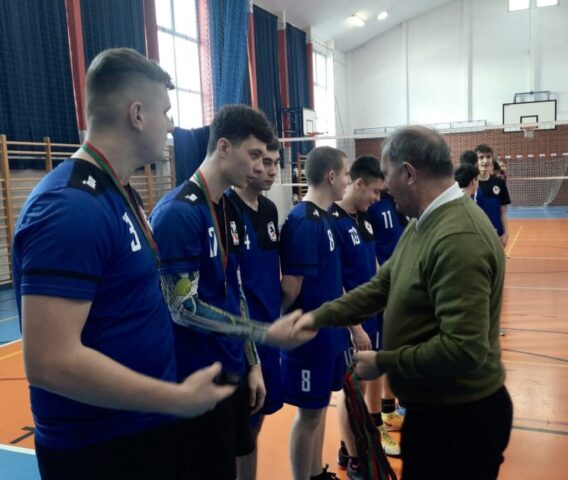 mistrzostwa_powiatu_siatkowka4 Ceremonia dekorowania medalami.