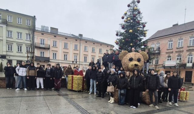 Młodzież w Rynku miasta pod choinką i ozdobami świątecznymi.