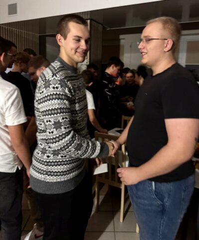 wigilia_internat06 Młodzież w stołówce szkolnej. Składają sobie życzenia i łamią się Opłatkiem.