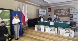 Uczestnicy Olimpiady Młodych Producentów Rolnych w Polsce podczas oficjalnego wydarzenia edukacyjnego zorganizowanego przez instytucje rolnicze i szkoły zawodowe.