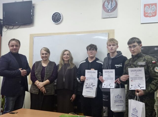 konkurs_zolnierze_wykleci2 Organizatorzy i zwycięzcy I etapu konkursu historycznego. Uczniowie trzymają dyplomy i torby reklamowe.