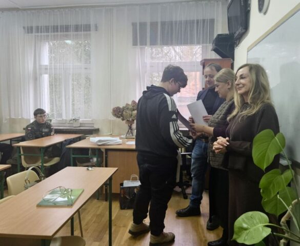 konkurs_zolnierze_wykleci5 Organizatorzy i uczestnicy konkursu historycznego w klasie. Uczeń odbiera dyplom.