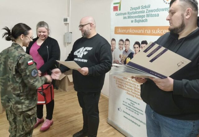 Uczestniczka kursu odbiera z rąk organizatorów dyplom. W tle baner reklamowy ZS CKZ im. Wincentego Witosa w Bujnach.
