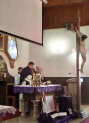 rekolekcje1 Ksiądz przy ołtarzu odprawiający Mszę. Dwóch ministrantów.