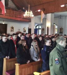 rekolekcje2 Młodzież zgromadzona w Kościele.