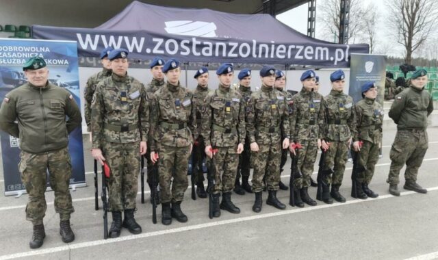 Kadeci klasy OPW w umundurowaniu stoją w dwuszeregu. Po prawej i lewej stronie żołnierze.