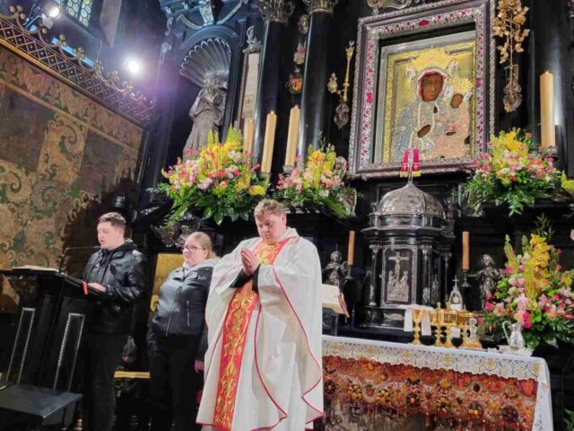 Kapłan i dwie osoby uczestniczą w ceremonii przy ołtarzu w bogato zdobionej kaplicy. W tle obraz Matki Boskiej Częstochowskiej.