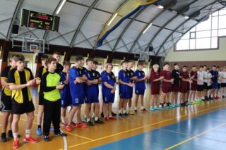 pilka_nozna_halowa03 Drużyny sportowe w hali czekają na ceremonię dekoracji medalami.