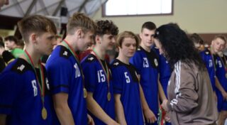 pilka_nozna_halowa06 Szkolna drużyna piłki nożnej wraz z opiekunem podczas ceremonii dekorowania medalami.