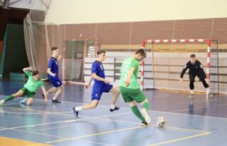 pilka_nozna_halowa07 Fragment rozgrywek w piłkę nożną halową. 5 zawodników w hali sportowej.