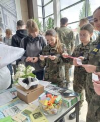 mediateka_2 Uczniowie przy stanowisku informacyjnym z materiałami edukacyjnymi.