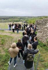 oboz_zloty_potok13 Zwiedzanie obiektu historycznego — grupa stoi na metalowej kładce przy ruinach podczas zajęć terenowych.