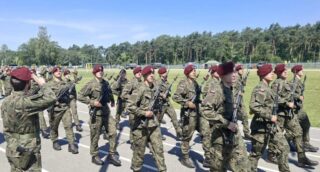 przysiega_opw6 Żołnierze maszerują w szyku podczas uroczystości przysięgi.