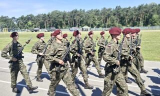 przysiega_opw7 Żołnierze w mundurach maszerują w szyku podczas wydarzenia wojskowego.