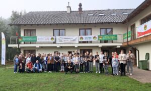 bory_tucholskie Uczestnicy wydarzenia sportowego pozują do wspólnego zdjęcia przed budynkiem ośrodka.