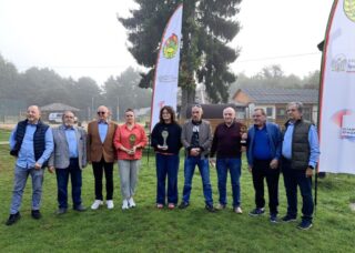 bory_tucholskie4 Uczestnicy i organizatorzy wydarzenia sportowo-turystycznego podczas wręczenia nagród na terenie ośrodka.