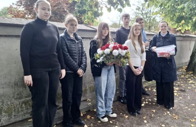 pamiec02 Uczniowie wraz z opiekunem i z wiązanką kwiatów przed uroczystością upamiętniającą dr. Henryka Gnoińskiego.