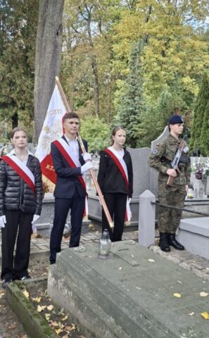 pamiec03 Poczet sztandarowy oraz uczeń pełniący wartę honorową przy grobie dr. Henryka Gnoińskiego podczas uroczystości pamięci.