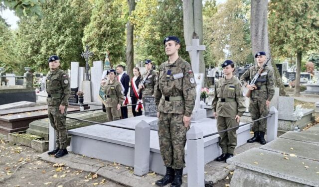 pamiec04 Warta honorowa uczniów przy grobie dr. Henryka Gnoińskiego.