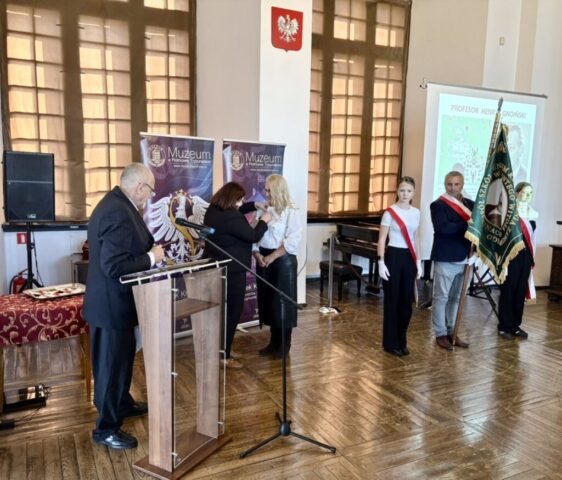 pamiec05 Uczestnicy wydarzenia poświęconego dr. Henrykowi Gnoińskiemu w Muzeum w Piotrkowie Trybunalskim.