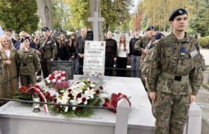 pamietamy_grob Uczestnicy uroczystości przy grobie dr. Henryka Gnoińskiego z wartą honorową i złożonymi kwiatami.