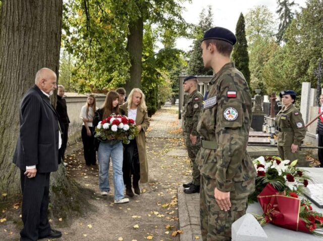 pamiec08 Złożenie kwiatów podczas uroczystości upamiętniającej dr. Henryka Gnoińskiego.