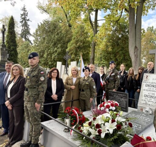 pamiec11 Uczestnicy wydarzenia przy grobie dr. Henryka Gnoińskiego.