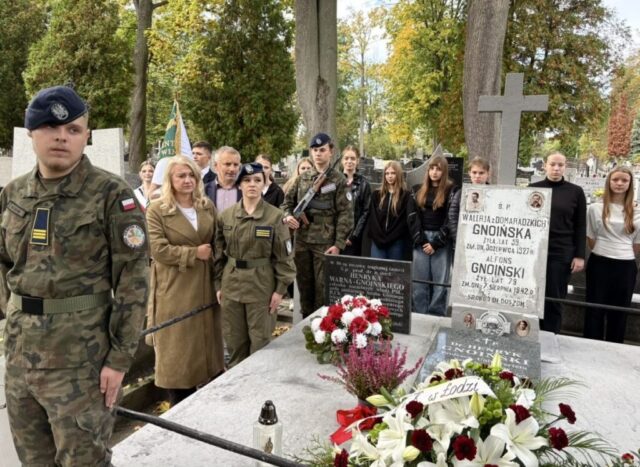 pamiec12 Uczestnicy wydarzenia przy grobie dr. Henryka Gnoińskiego.