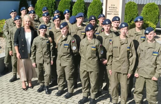 swieto_batalion2 Grupa uczniów klas mundurowych i opiekun podczas wizyty przy pomniku mjr. Hubala.