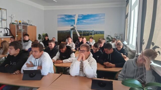 szkolenie_rolnicy2 Uczniowie uczestniczący w zajęciach z wykorzystaniem tabletów.