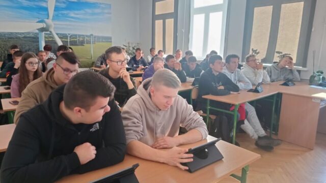 szkolenie_rolnicy3 Grupa uczniów podczas zajęć w pracowni szkolnej.