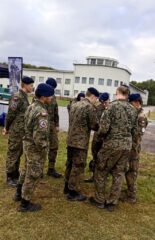 zlot_ustka01 Uczniowie klas mundurowych uczestniczą w zajęciach szkoleniowych przy budynku.