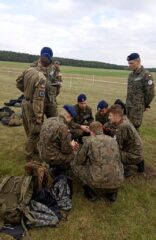 zlot_ustka02 Uczniowie klas mundurowych prowadzą ćwiczenia taktyczne.