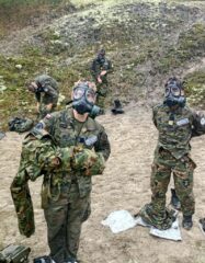zlot_ustka08 Kadeci w maskach podczas zajęć terenowych.