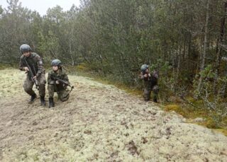 zlot_ustka10 Uczniowie klas mundurowych uczestniczą w ćwiczeniach taktycznych w terenie leśnym.